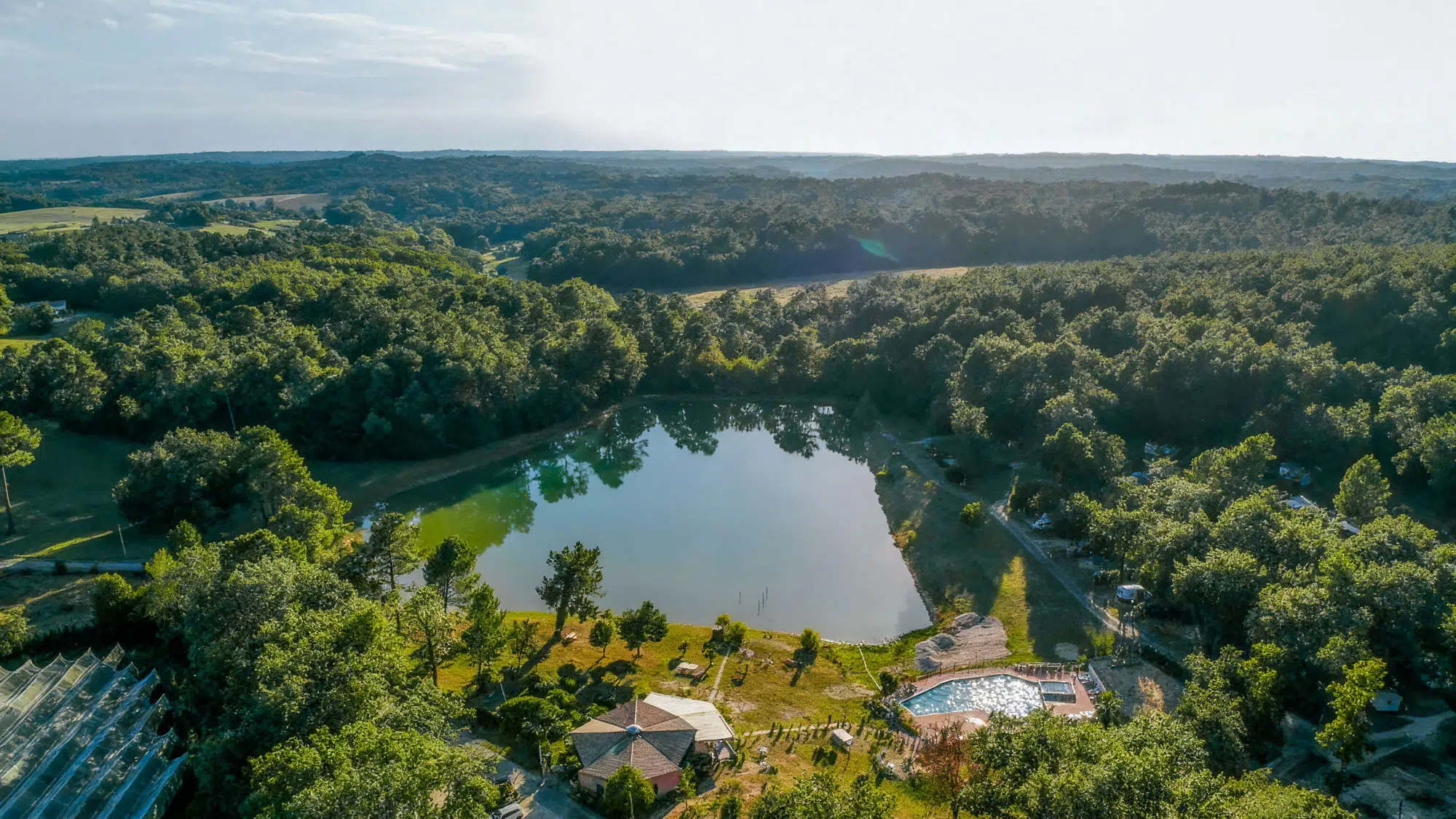 Camping nature écologique au bord d’un étang à Douville, près de Bergerac